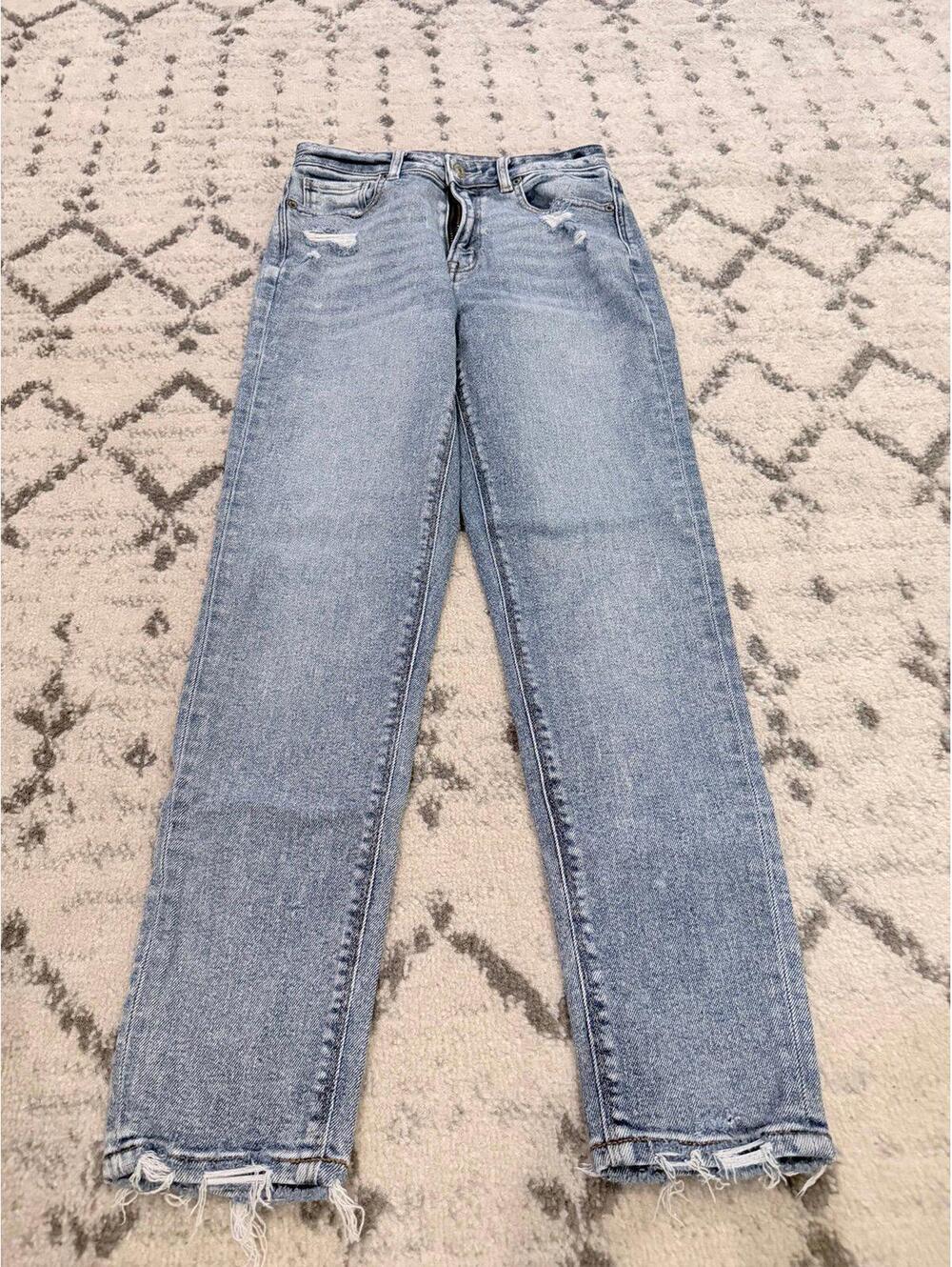 American Eagle Mom Jeans – Raw Hem – Light Wash